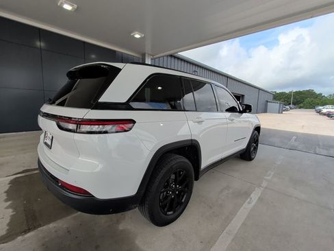 Used 2025 Jeep Grand Cherokee Altitude RWD image 9