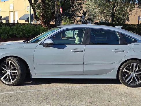Used 2022 Honda Civic Touring image 2