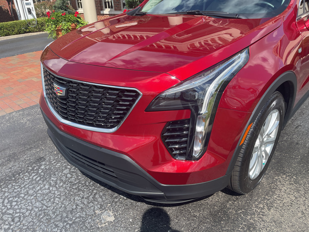 Used 2023 Cadillac XT4 Luxury w/ Cold Weather Package FWD image 2