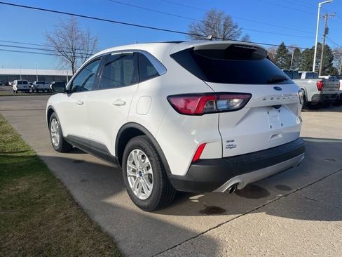 Used 2020 Ford Escape SE image 2