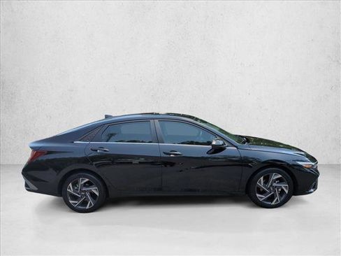 Certified 2025 Hyundai Elantra SEL FWD image 4