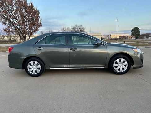 Used 2012 Toyota Camry LE image 5