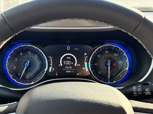 Used 2024 Chrysler Pacifica Touring-L image 14