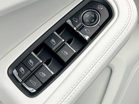 Used 2026 Porsche Macan AWD/4WD image 23