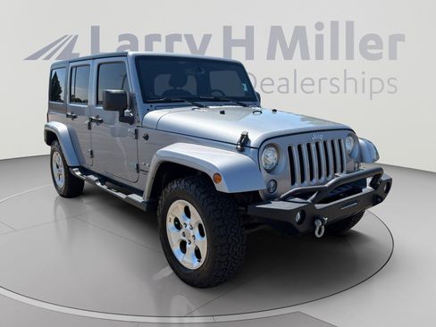Used 2017 Jeep Wrangler Unlimited Sahara w/ Connectivity Group AWD/4WD image 8