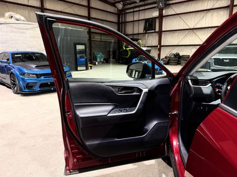 Used 2020 Toyota RAV4 LE FWD image 11