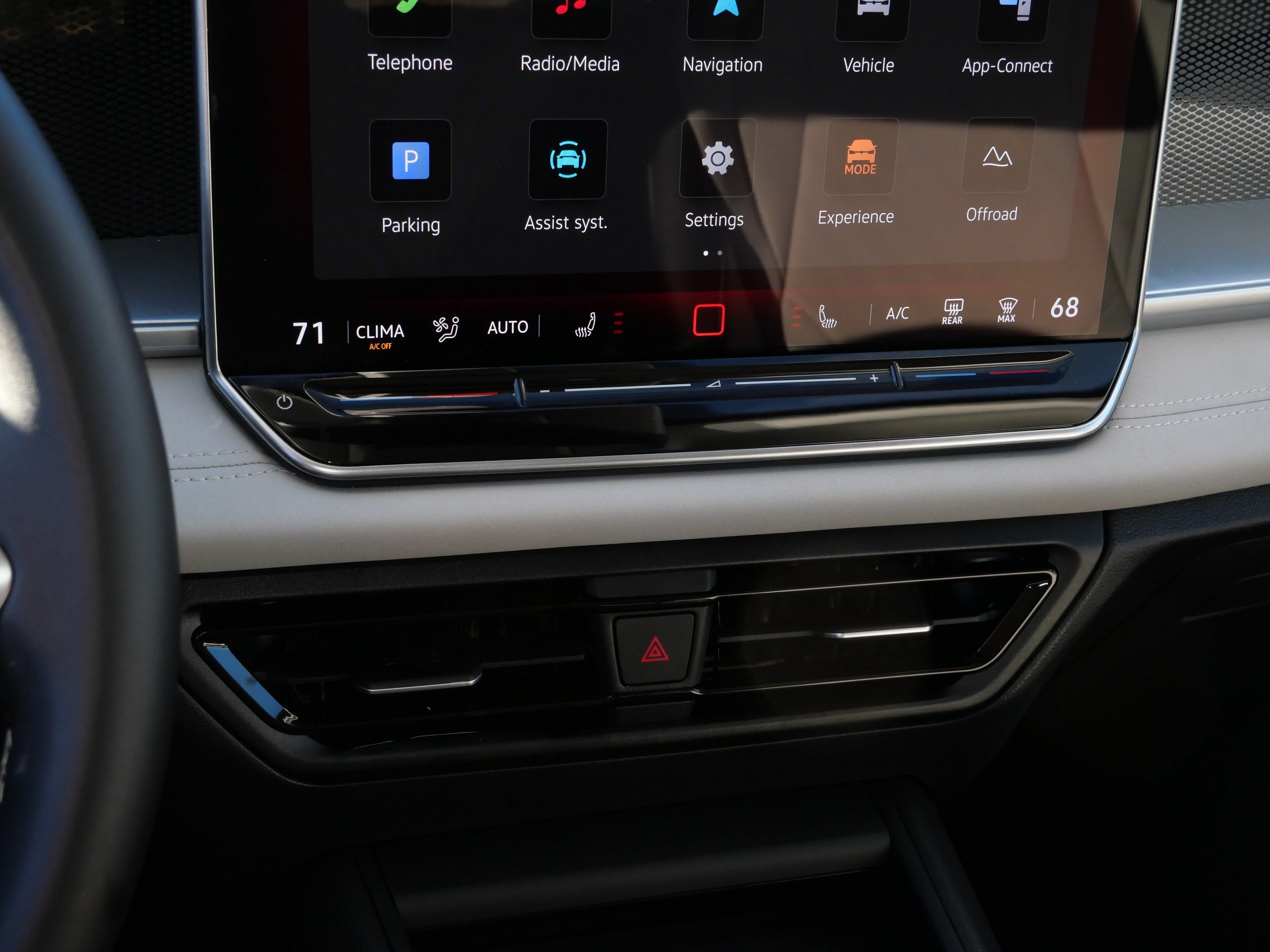 Certified 2025 Volkswagen Tiguan SE w/ Panoramic Sunroof Package AWD/4WD image 22