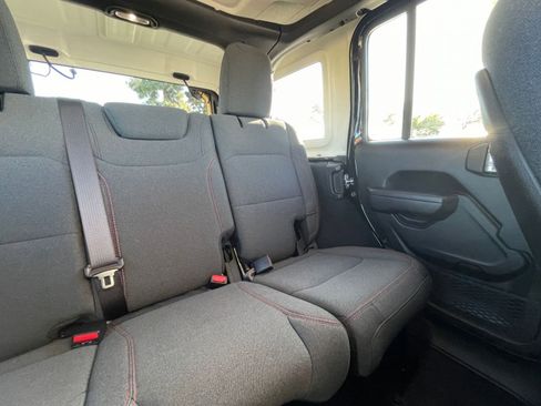 Used 2025 Jeep Wrangler Rubicon image 36