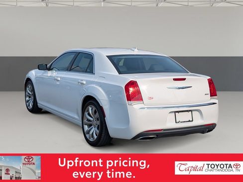 Used 2018 Chrysler 300 Touring L RWD image 5