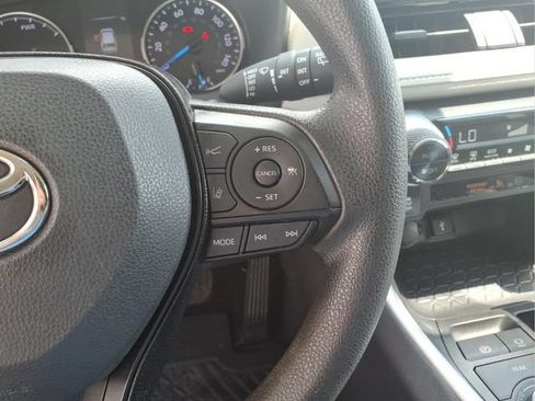 Used 2021 Toyota RAV4 XLE AWD/4WD image 17