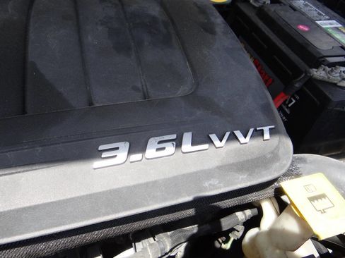 Used 2014 Chrysler Town & Country Touring image 33