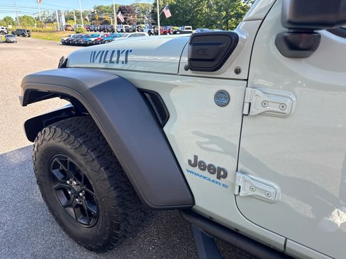 Used 2024 Jeep Wrangler Unlimited AWD/4WD image 8