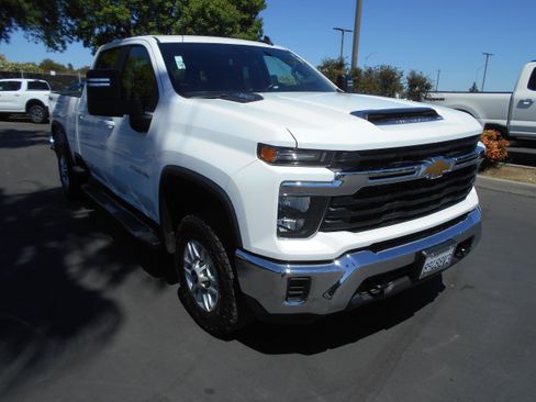 Used 2024 Chevrolet Silverado 2500 LT AWD/4WD image 3