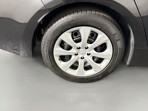 Used 2021 Toyota Corolla LE FWD image 32