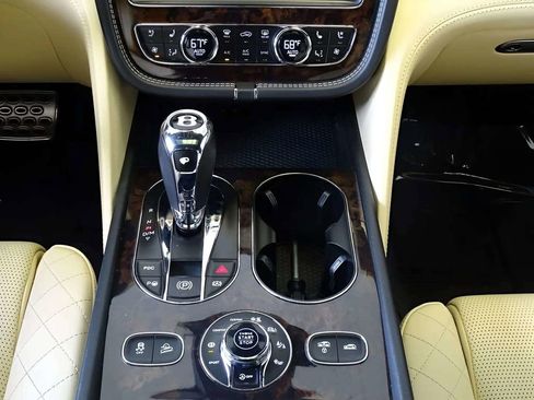 Used 2017 Bentley Bentayga image 14