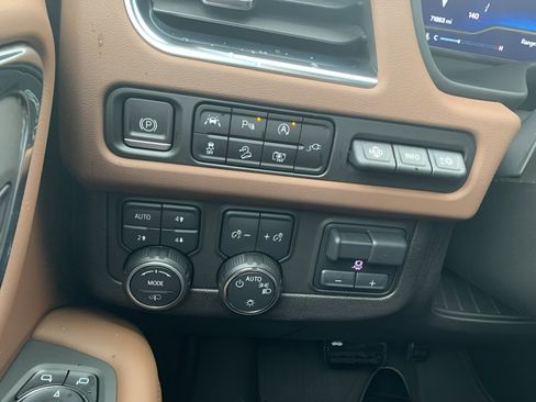 Used 2022 Chevrolet Tahoe High Country AWD/4WD image 11