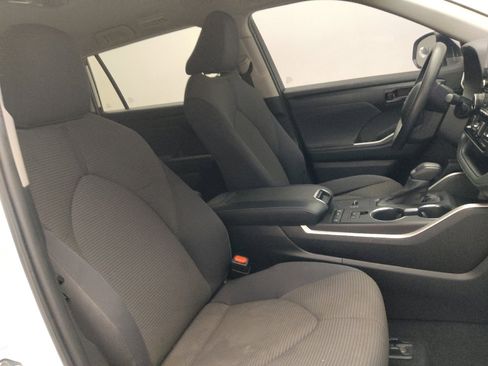 Used 2022 Toyota Highlander L image 21