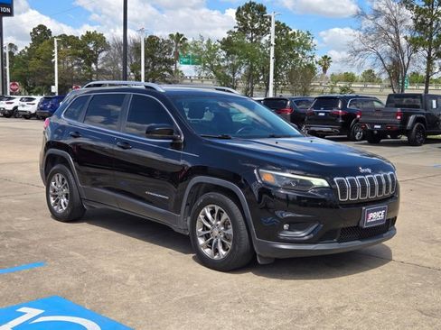 Used 2019 Jeep Cherokee Latitude Plus w/ Comfort/Convenience Group image 3