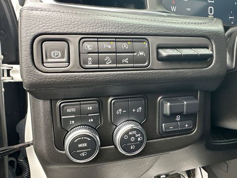 Used 2024 GMC Yukon Denali w/ Denali Reserve Package image 22