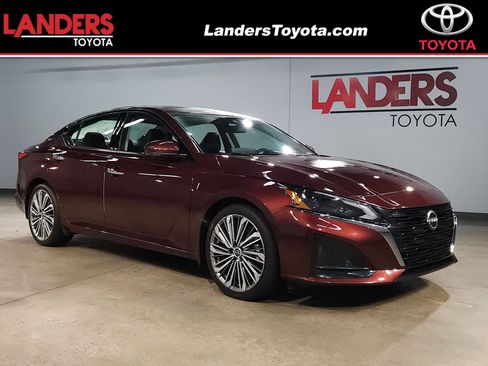 Used 2023 Nissan Altima 2.5 SL image 1