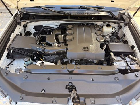 Used 2011 Toyota 4Runner SR5 w/ Premium Pkg w/Leather RWD image 8