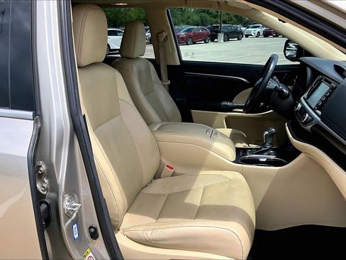 Used 2014 Toyota Highlander Limited w/ Driver Technology Package image 9