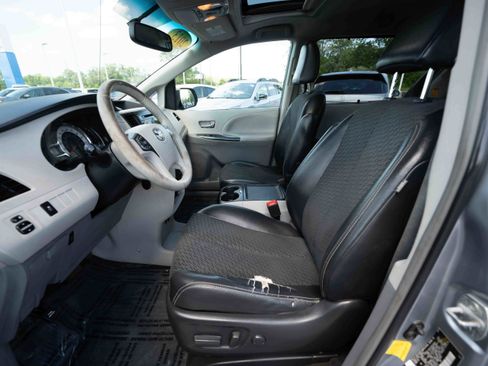 Used 2013 Toyota Sienna SE FWD image 9