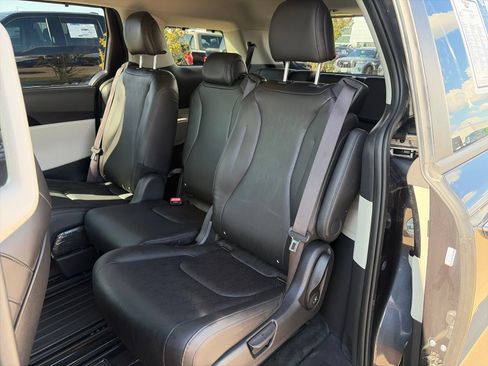 Used 2024 Kia Carnival EX FWD image 22
