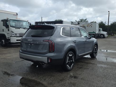 Used 2024 Kia Telluride EX w/ EX Captain's Chair Package image 7