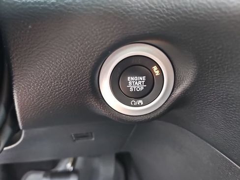 Used 2025 Chrysler Pacifica Select FWD image 16