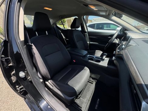 Used 2025 Nissan Altima 2.5 SV FWD image 32