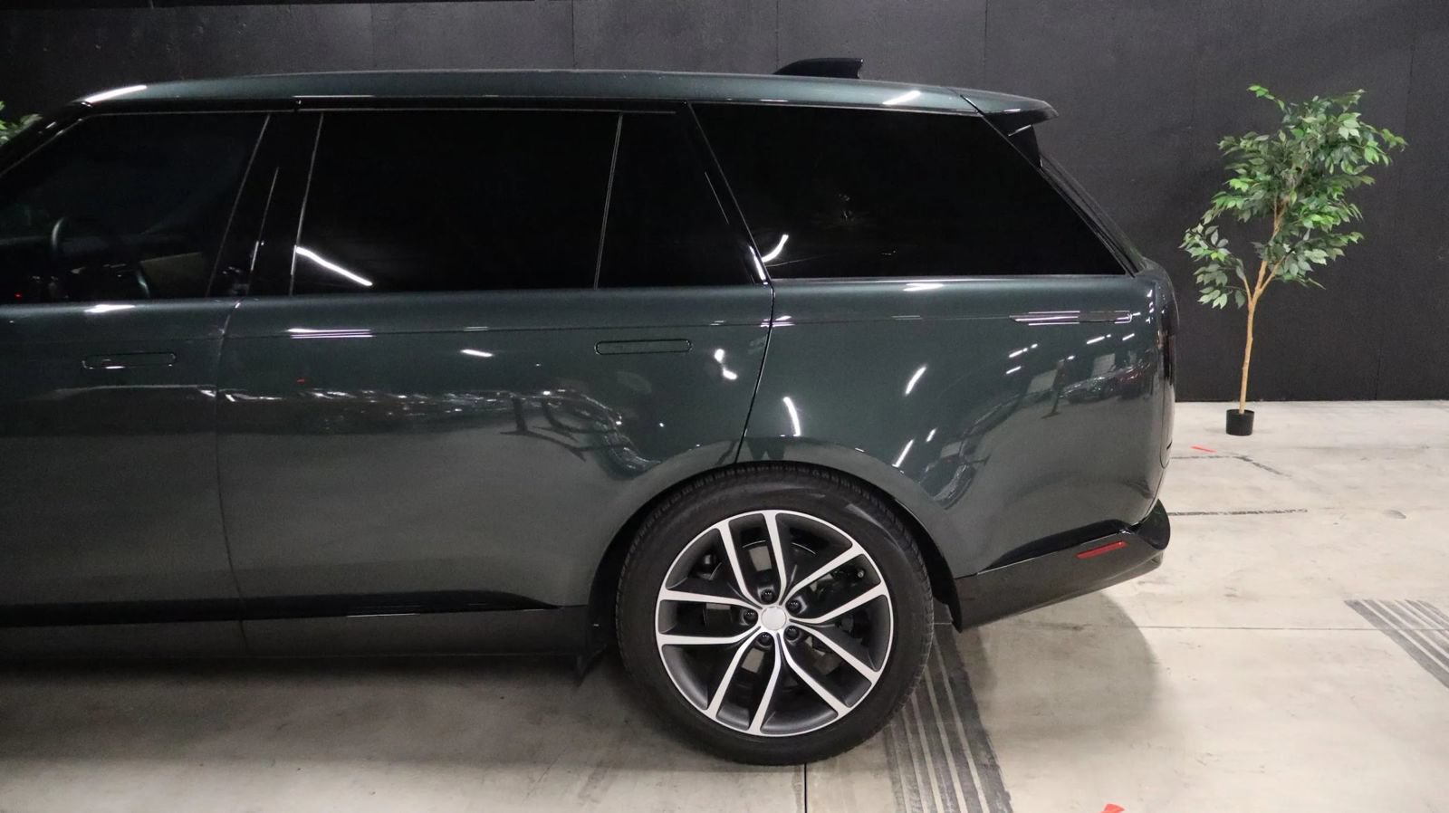Used 2025 Land Rover Range Rover Long Wheelbase SE AWD/4WD image 40