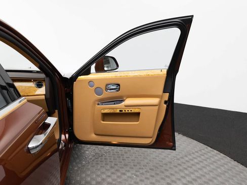 Used 2013 Rolls-Royce Ghost RWD image 39