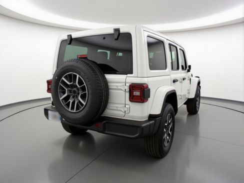 Used 2025 Jeep Wrangler Sahara image 9
