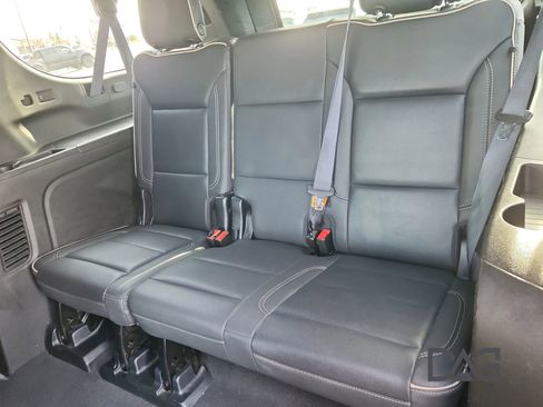 Used 2023 Chevrolet Suburban Premier image 18