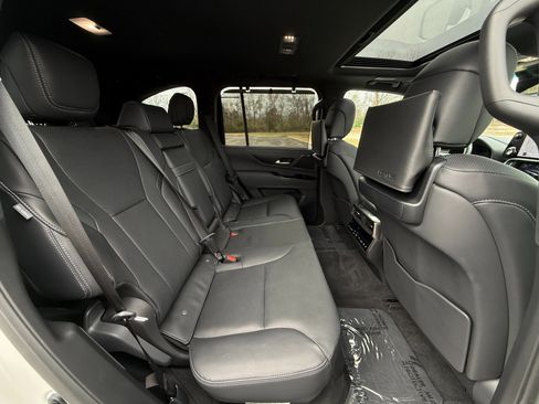 Used 2023 Lexus LX 600 4WD w/ Luxury Package image 24