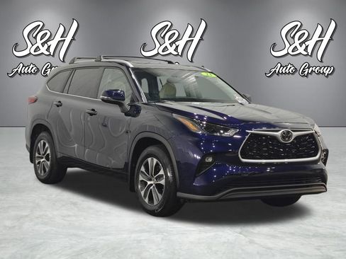 Used 2023 Toyota Highlander XLE AWD/4WD image 2