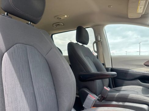 Used 2017 Chrysler Pacifica Touring FWD image 26