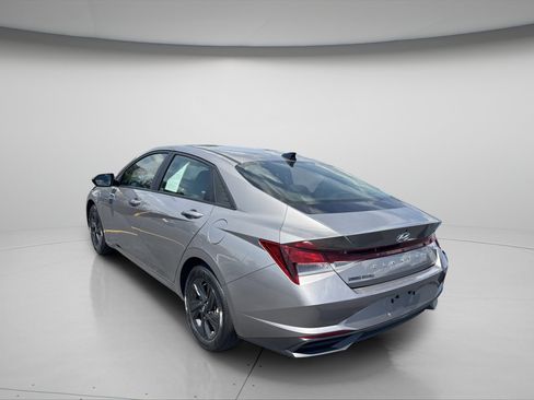 Used 2023 Hyundai Elantra SEL w/ Cargo Package FWD image 2
