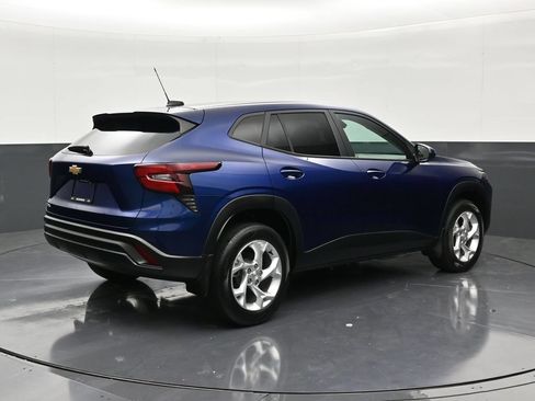 Used 2024 Chevrolet Trax LS w/ LS Convenience Package FWD image 5
