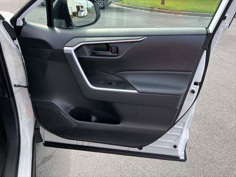 Certified 2025 Toyota RAV4 LE FWD image 31