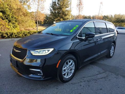 Used 2024 Chrysler Pacifica Touring-L image 2