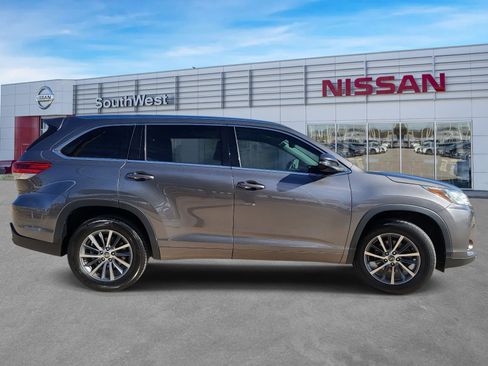 Used 2017 Toyota Highlander XLE image 5