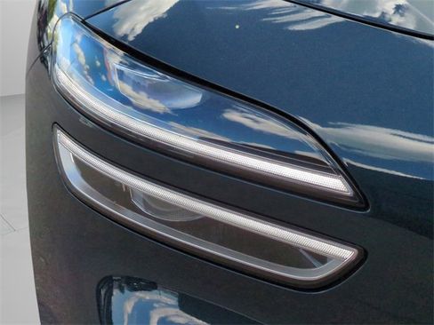 Certified 2025 Genesis G70 2.5T image 10