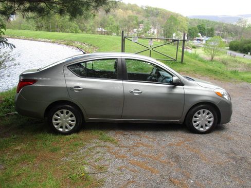 Used 2012 Nissan Versa SV FWD image 2