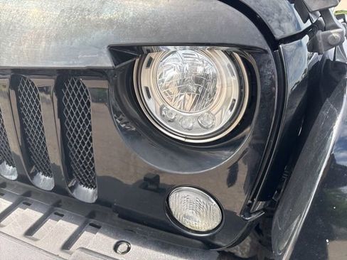 Used 2017 Jeep Wrangler Unlimited Sahara w/ Connectivity Group AWD/4WD image 9