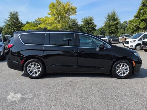 Certified 2024 Chrysler Pacifica Touring-L FWD image 3
