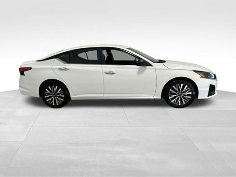 Used 2025 Nissan Altima 2.5 SV image 2