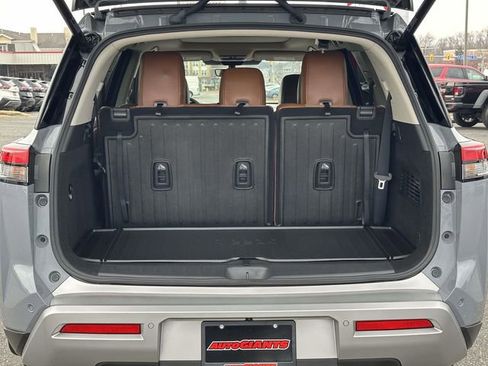 Used 2025 Nissan Pathfinder Platinum image 11