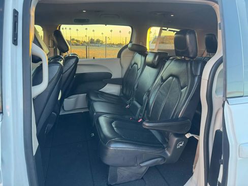 Used 2017 Chrysler Pacifica Touring-L Plus FWD image 25